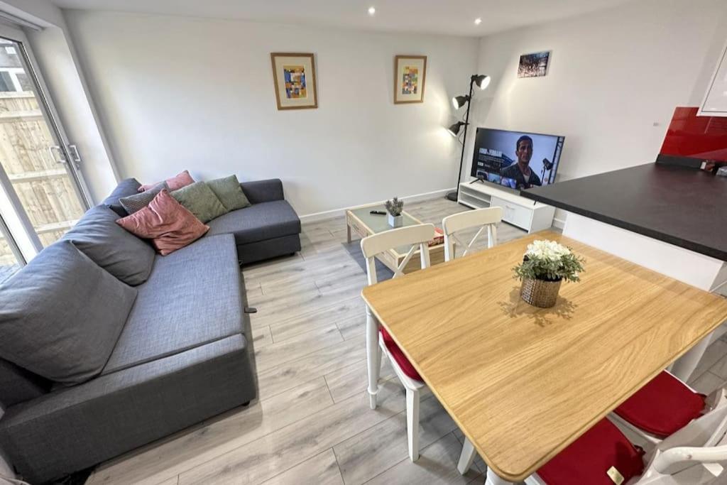 Charming New 2Br Detached House-Central Headington- Wi-Fi, Netflix, Top Location Oxford Kültér fotó